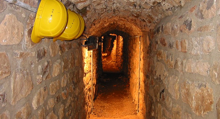 Tunnelgang mit gemauerten Wänden
